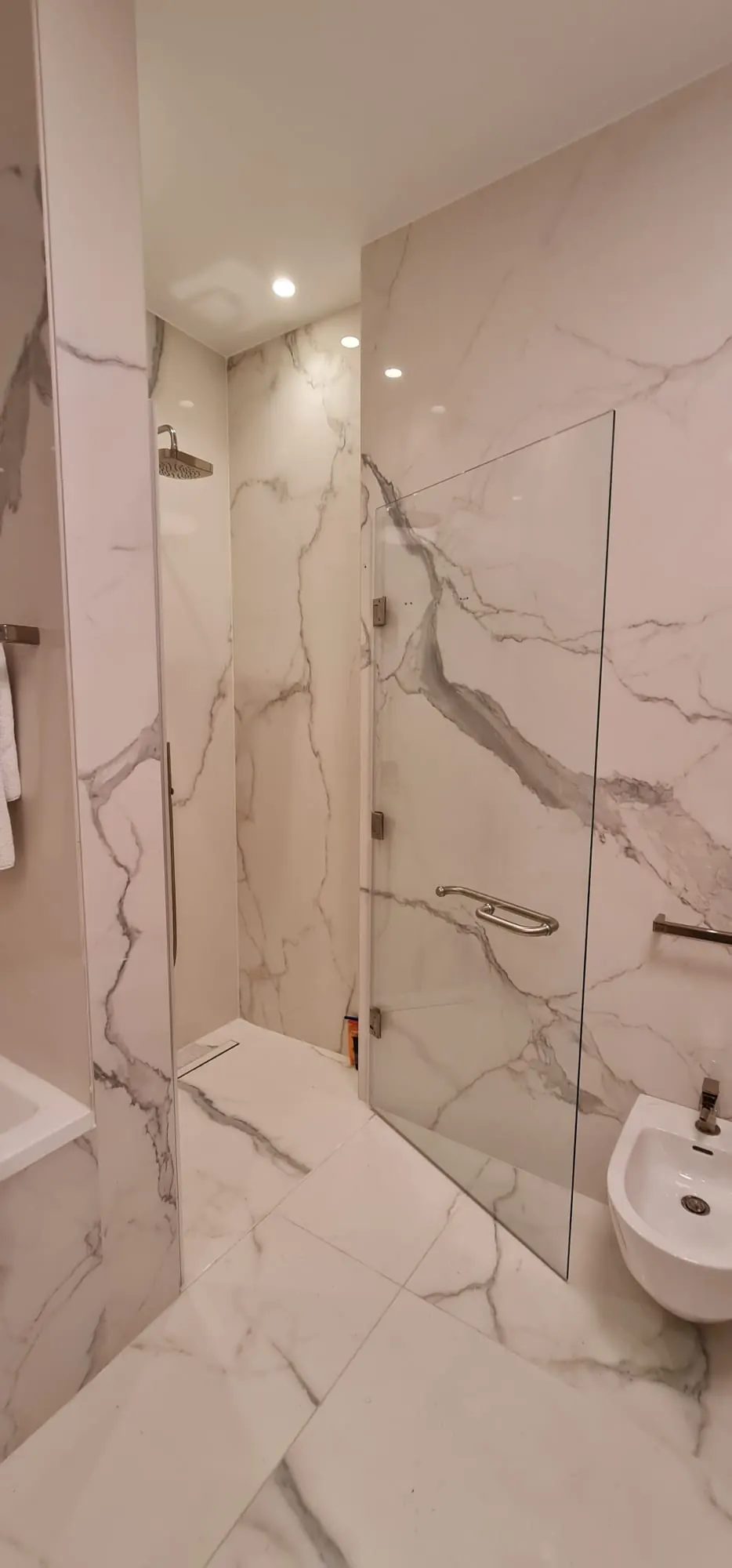 Cabină de duș din sticlă securizată, baie din marmură