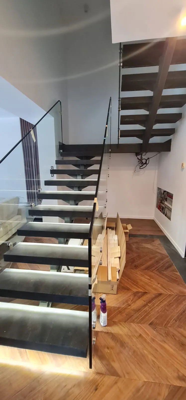 Scară cu balustradă din sticlă