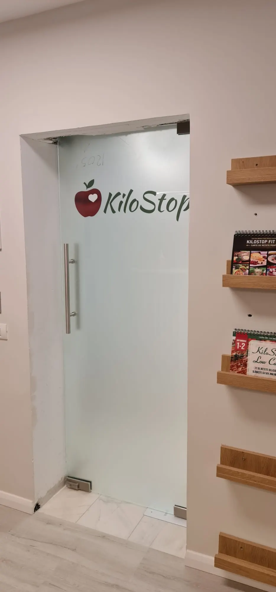 Ușă din sticlă sablată cu logo imprimat