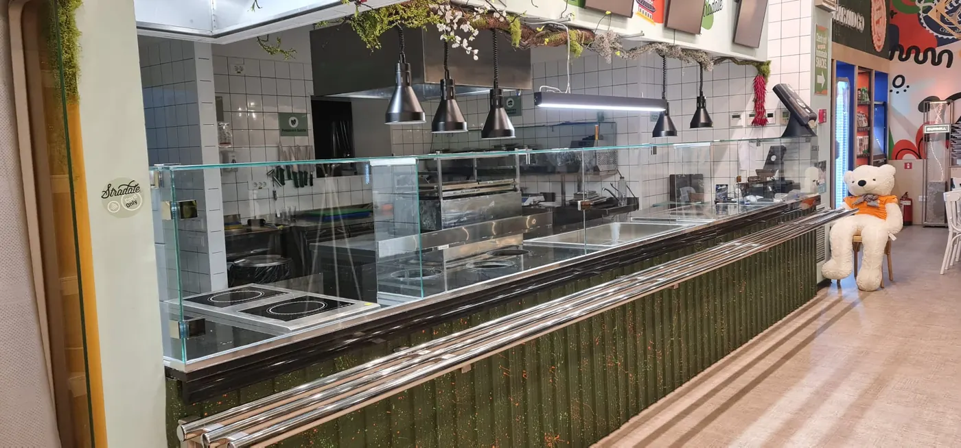 Parapet de protecție din sticlă în spațiu HoReCa