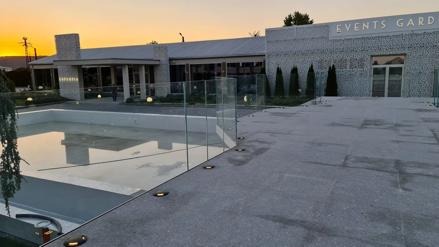 Parapet din sticlă la piscină, Events Garden