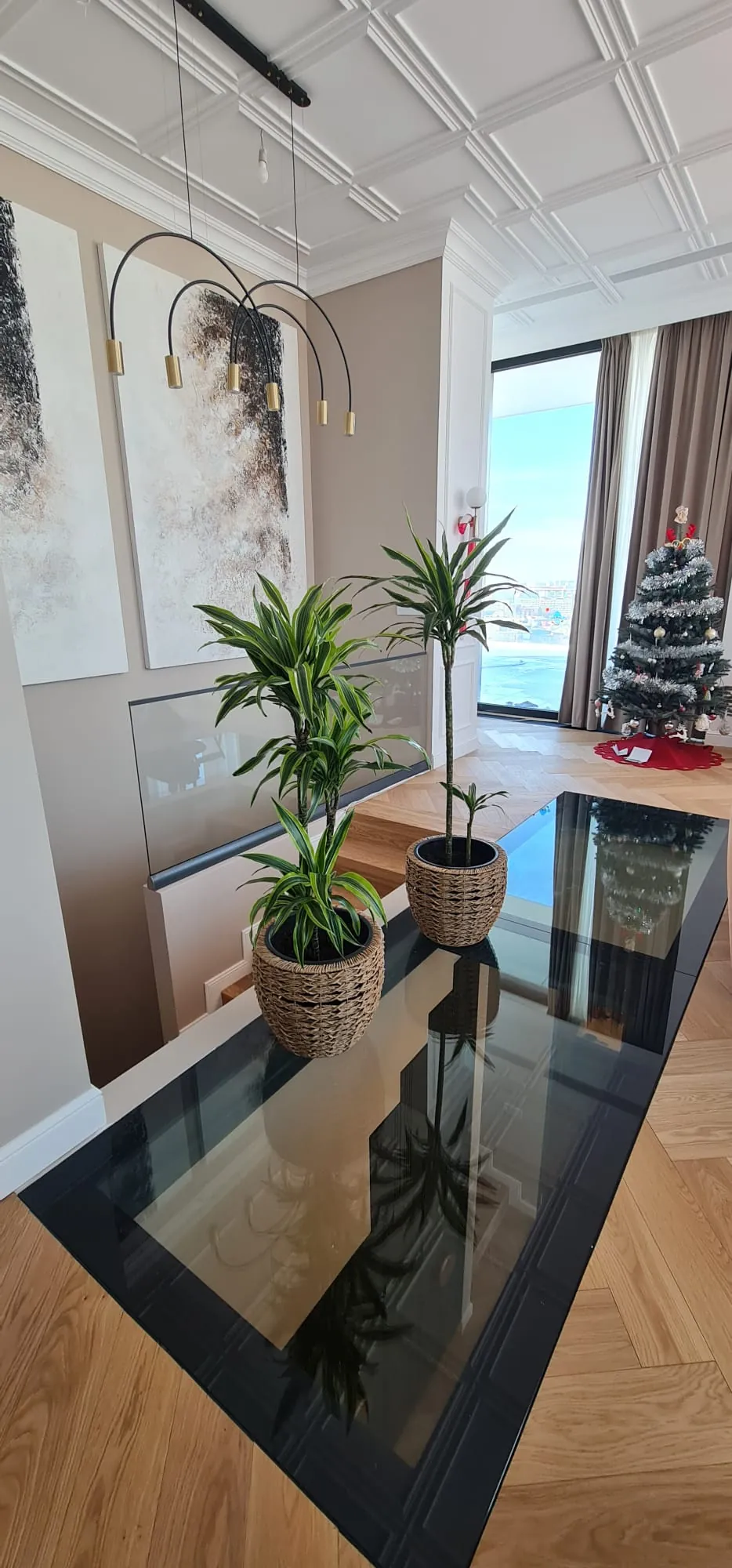 Pardoseală din sticlă într-un interior premium