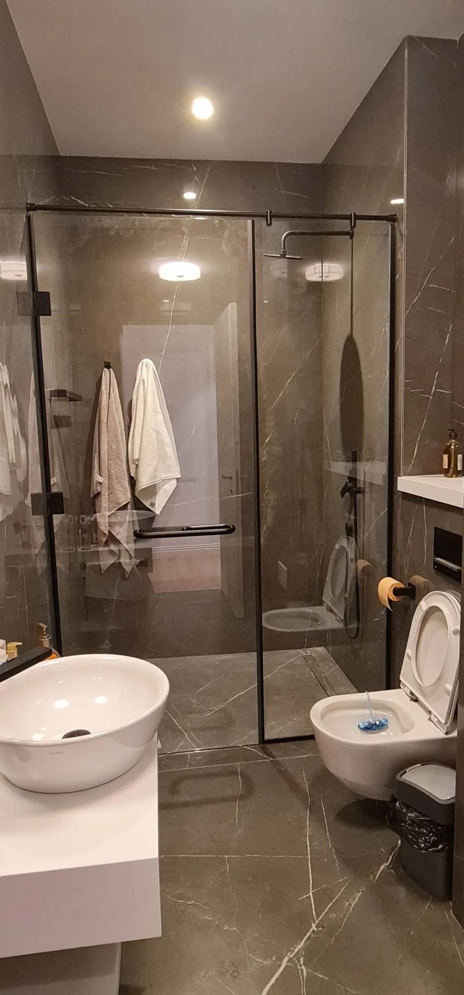Cabină de duș cu profil negru